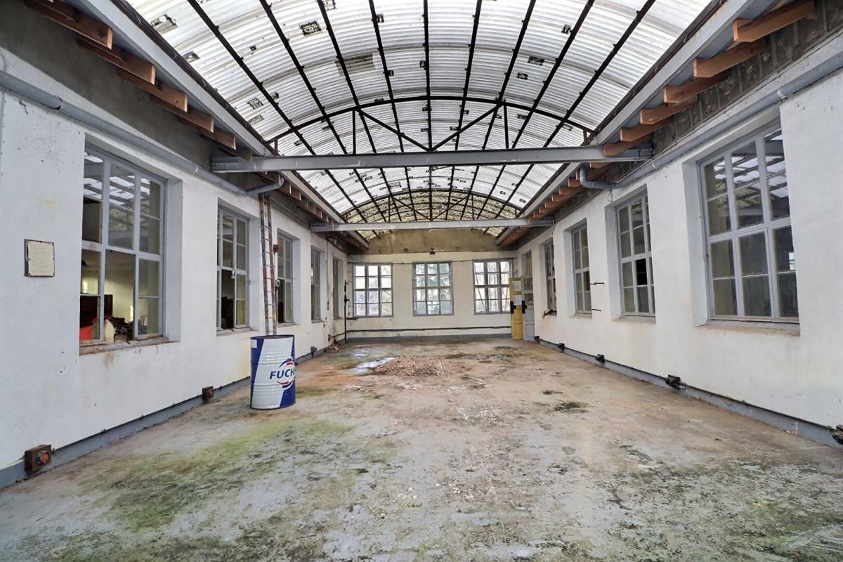 EXCLUSIVITE à 1h de SAINT ETIENNE - ancienne entreprise surface 2 150 m² sur 1ha 7 de terrain