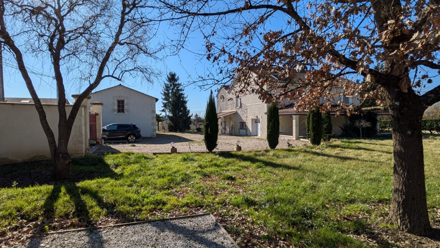 Girondine avec 5 chambres et dépendances sur plus de 2200m² clos