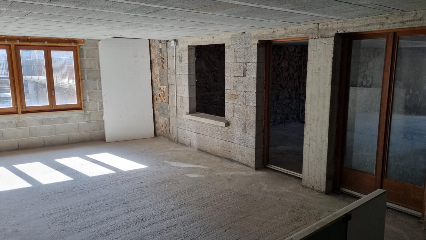 DUNIERES Dunières Centre 43220 300m² d'entrepôt et plateau 4