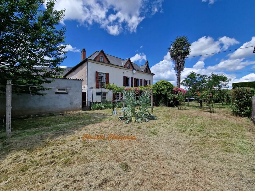 24120 Terrasson : Maison de ville avec jardin et garage