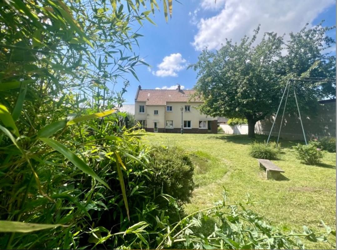 Tres belle maison de 220m2 ,12 pièces ,6 chambres sur une parcelle de 1547 m2 HARBONNIERES