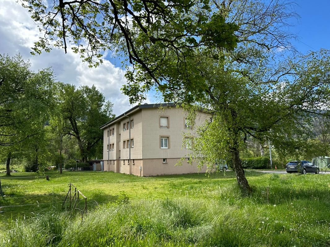 IMMEUBLE 334 M2 sur terrain constructible 3000 m2 ,2 100 000 euros