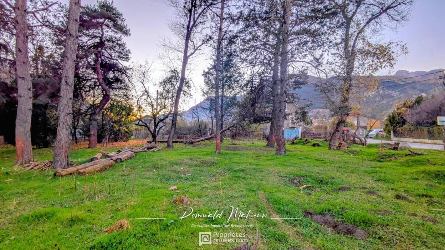 Eygliers - Terrain à bâtir viabilisé de 569 m2