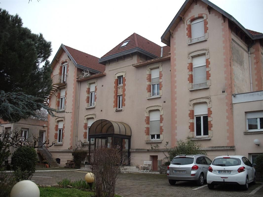 Maison de maitre de 644 m² sur terrain de 2000m² avec maison de direction de 150m² et corps de ferme de 200m²