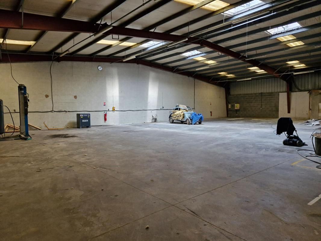 ROANNE ROANNNE - LOCAL D'ACTIVITE, ENTREPÖT DE 720 M², BUREAUX, PARKING 2