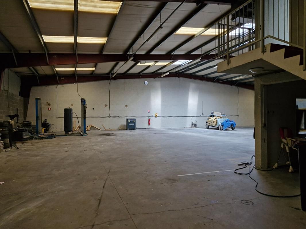 ROANNE ROANNNE - LOCAL D'ACTIVITE, ENTREPÖT DE 720 M², BUREAUX, PARKING 3