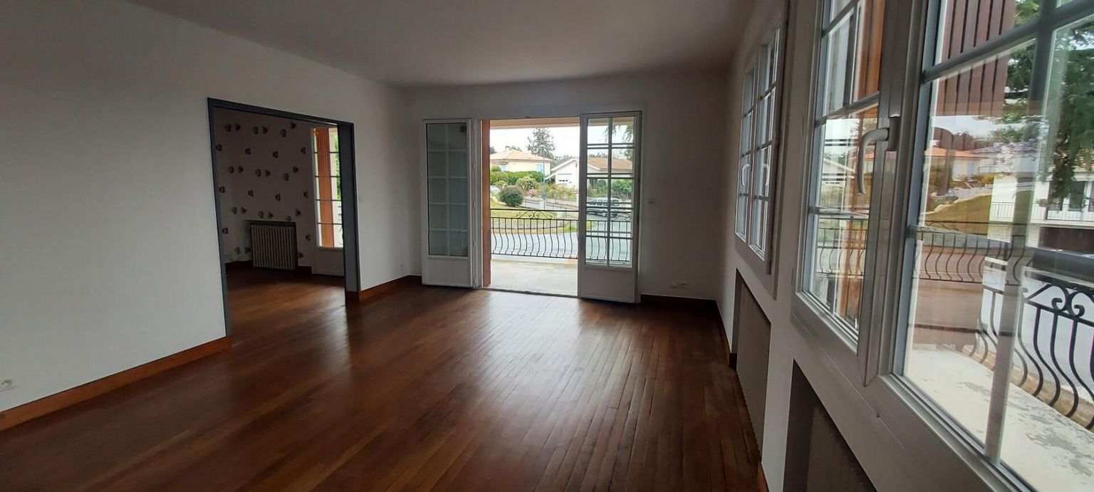 LA ROCHE-CHALAIS Maison 200 m2 sur deux niveaux, 8 pièces, 4/5 chambres, garage, terrain clos 750 m2 2