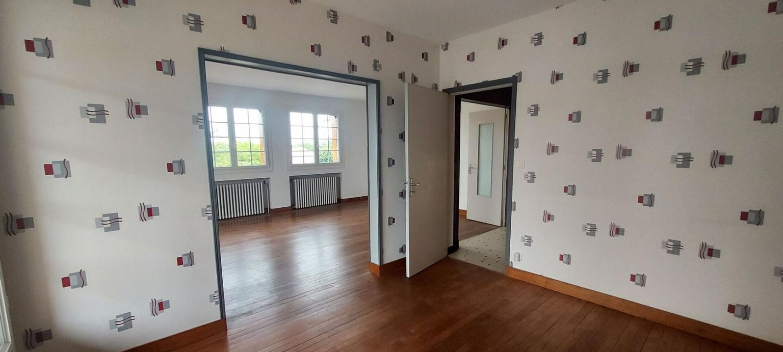 LA ROCHE-CHALAIS Maison 200 m2 sur deux niveaux, 8 pièces, 4/5 chambres, garage, terrain clos 750 m2 3