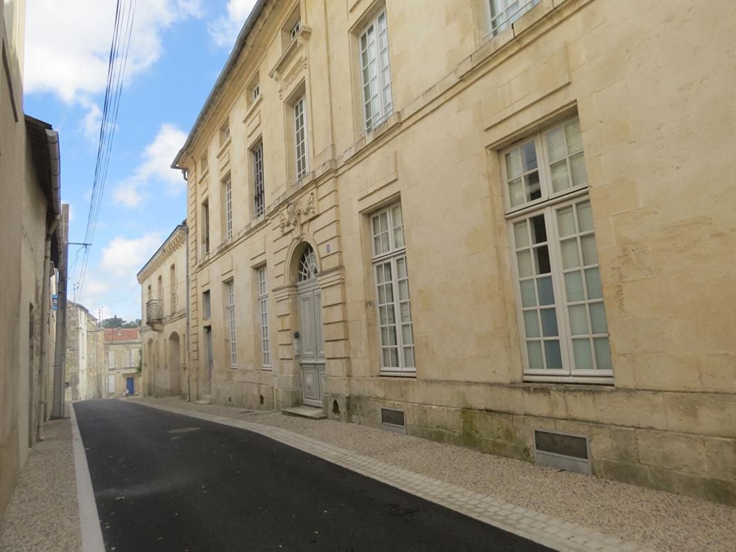 FONTENAY-LE-COMTE Bel Appartement T3 dans immeuble de caractère centre ville 2