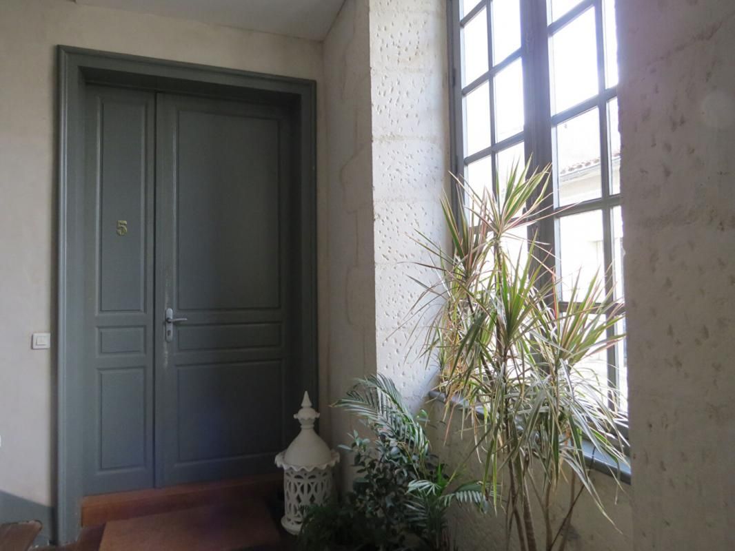 FONTENAY-LE-COMTE Bel Appartement T3 dans immeuble de caractère centre ville 3