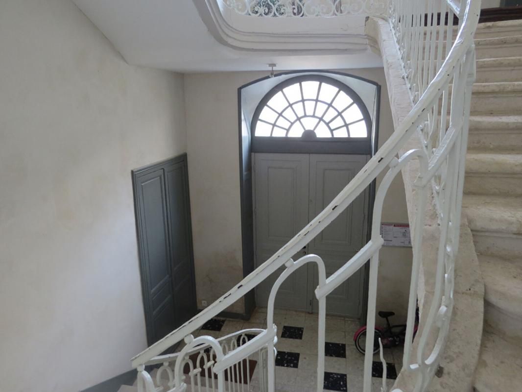 FONTENAY-LE-COMTE Bel Appartement T3 dans immeuble de caractère centre ville 4