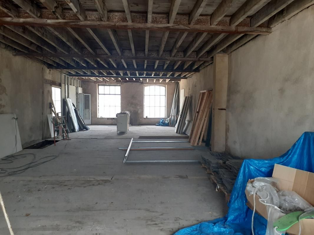 BAUGÉ-EN-ANJOU Loft 2 pièce(s) 224 m2 2