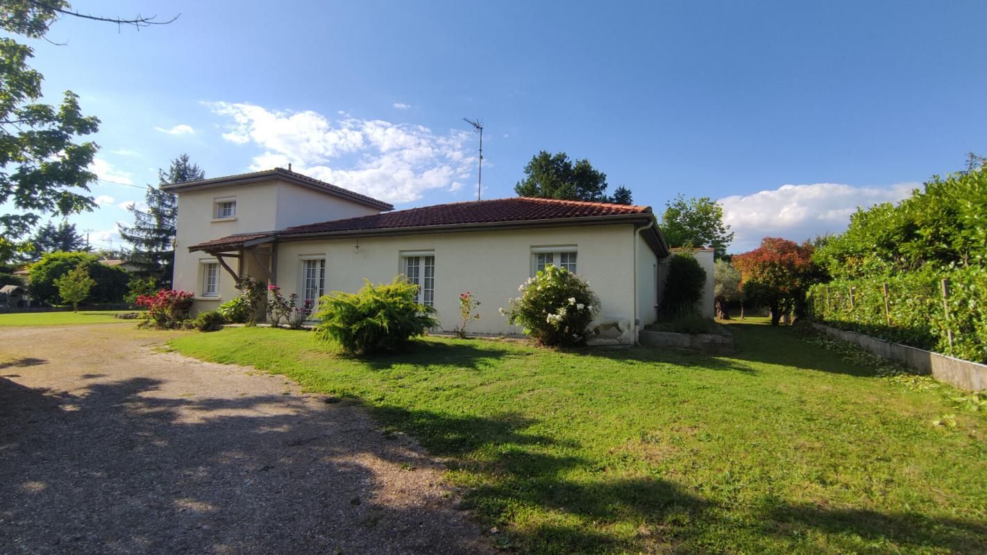 Maison de 148m² avec piscine et dépendances sur 2700m² de terrain