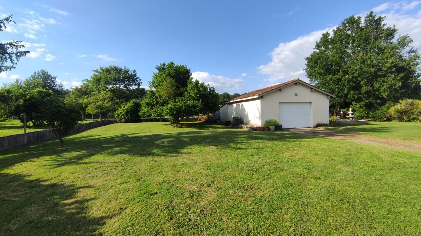 VIRAZEIL Maison de 148m² avec piscine et dépendances sur 2700m² de terrain 2
