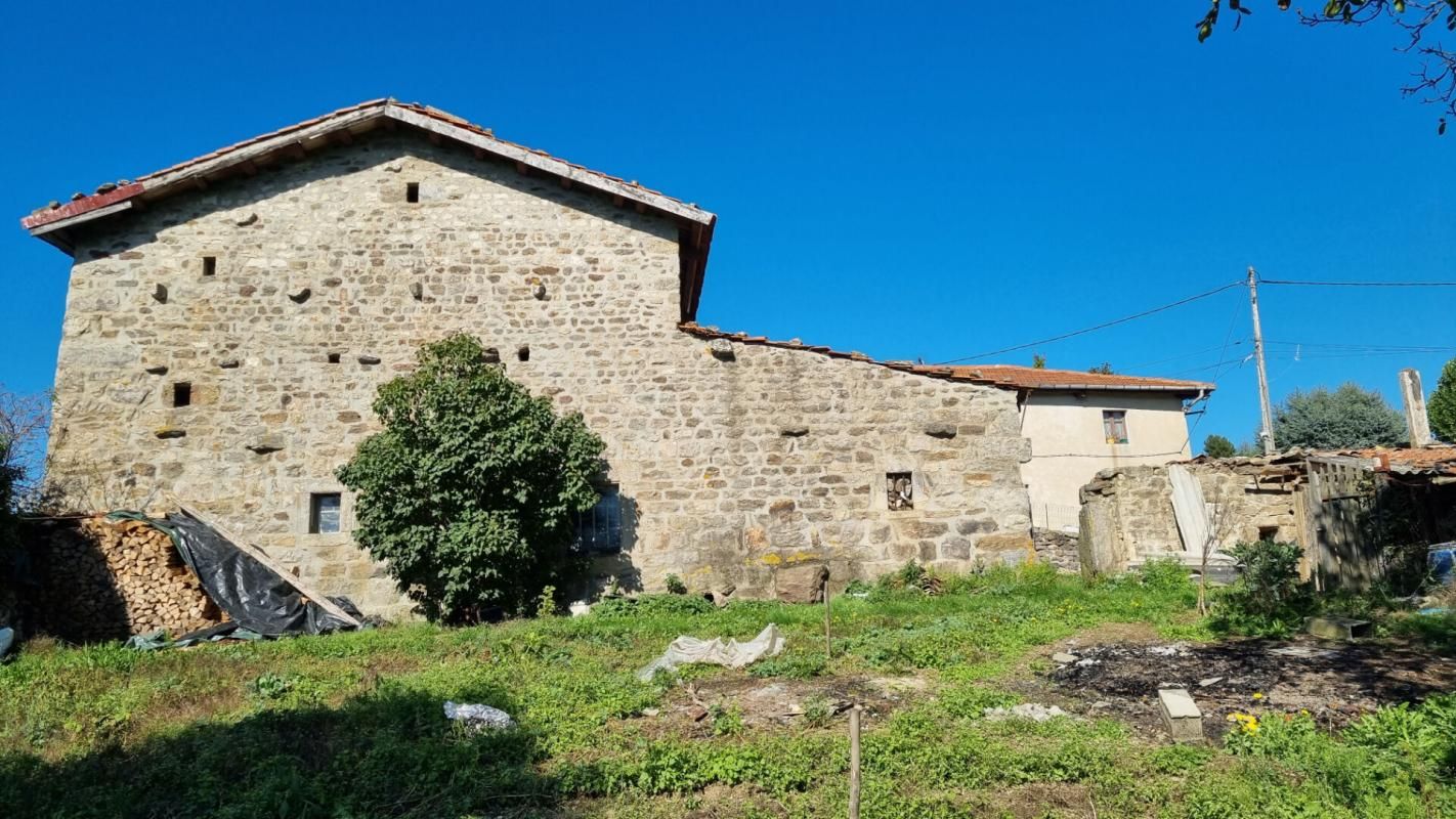 SAINT-ROMAIN-LES-ATHEUX EXCLUSIVITE Saint Romain les Atheux 42660 maison type corps de ferme en L à rénover entièrement sur 1280m² de terrain plat 3
