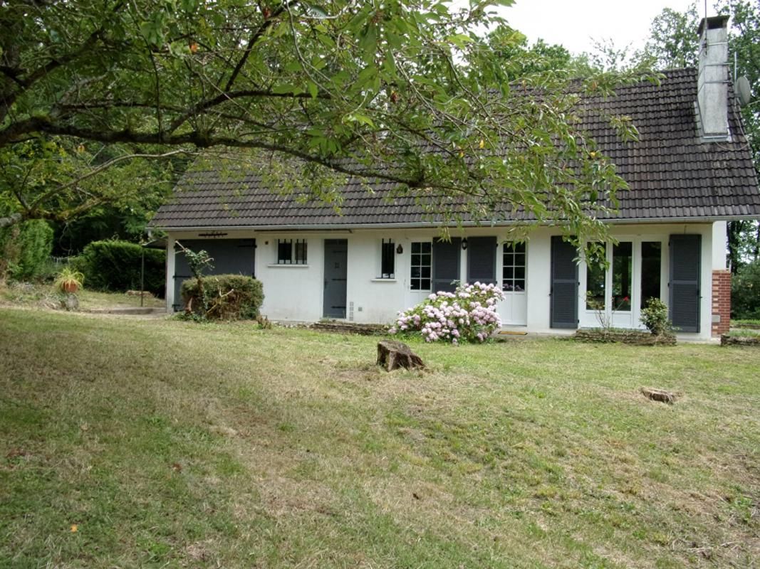 Dans très bel  environnement, maison traditionnelle