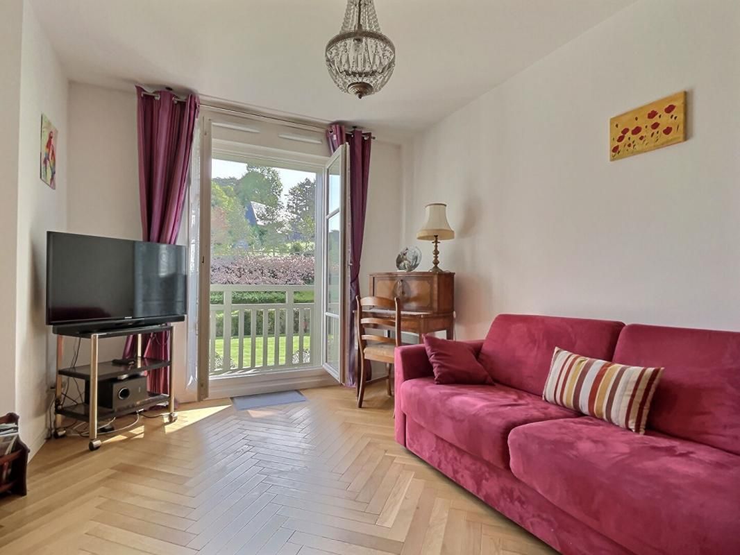 DEAUVILLE Deauville. Domaine très recherché avec gardien . Studio 30 m2 avec très jolie vue 2