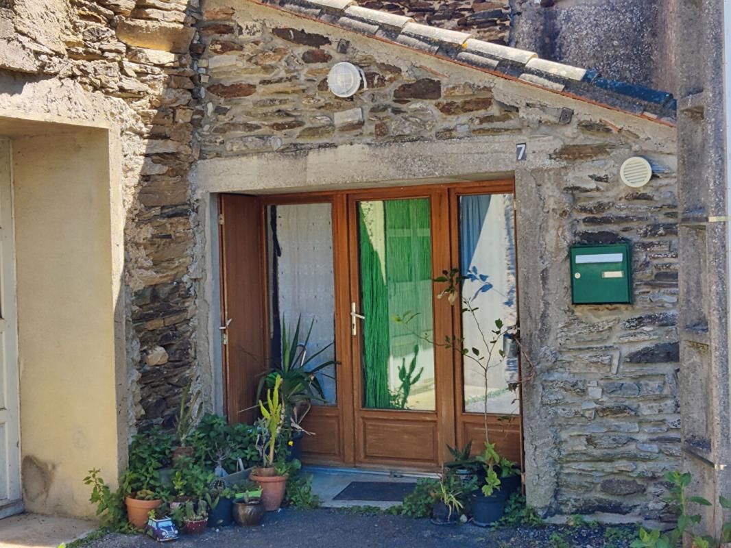 Appartement dans une maison en Pierre, 2 pièces, garage, courette, terrasse