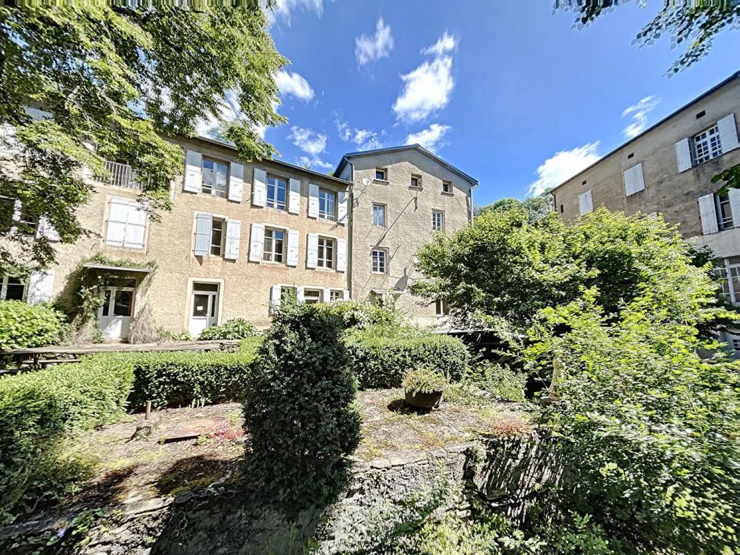 Ensemble immobilier - 65 pièces - 4000 m2
