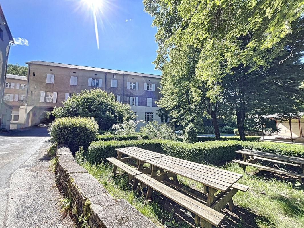 ESPERAUSSES Ensemble immobilier - 65 pièces - 4000 m2 4