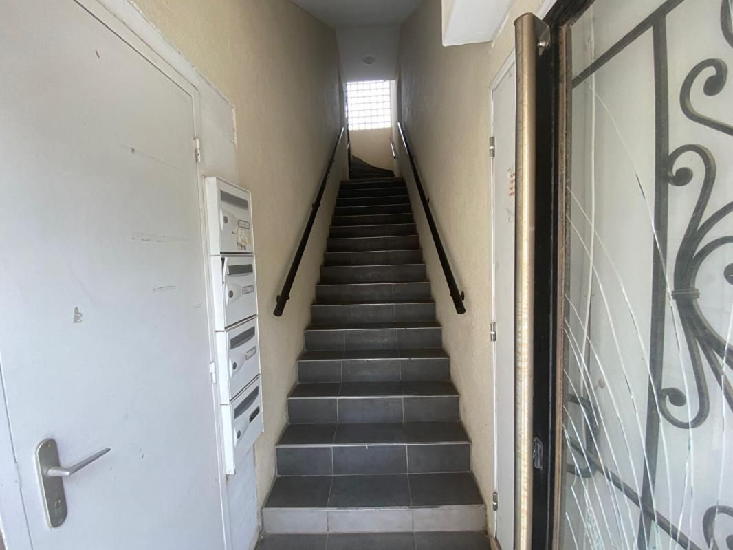 PORT-DE-BOUC Immeuble 8 pièce(s) 160 m2 2