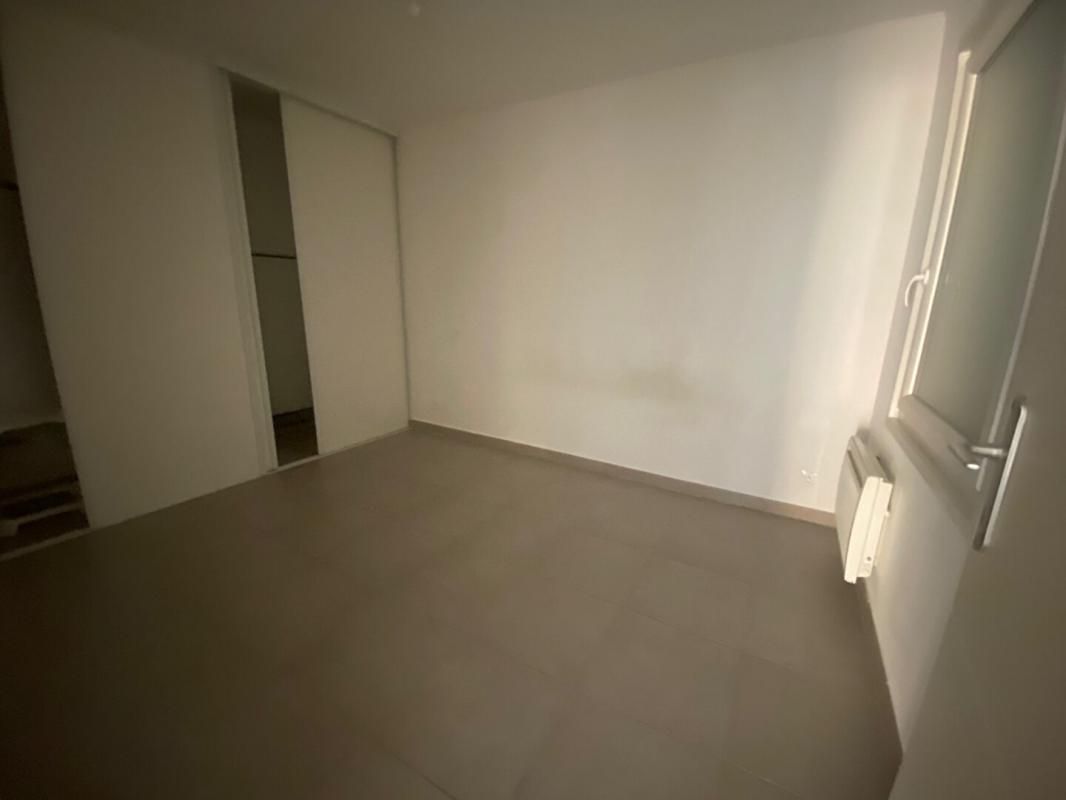PORT-DE-BOUC Immeuble 8 pièce(s) 160 m2 3