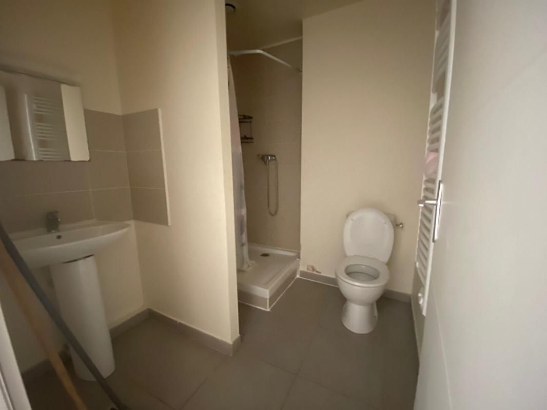 PORT-DE-BOUC Immeuble 8 pièce(s) 160 m2 4