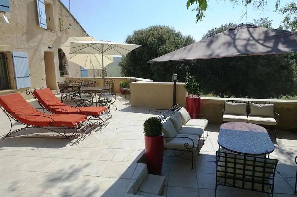 AIX-EN-PROVENCE Propriété de 582 m2 sur un hectare 2