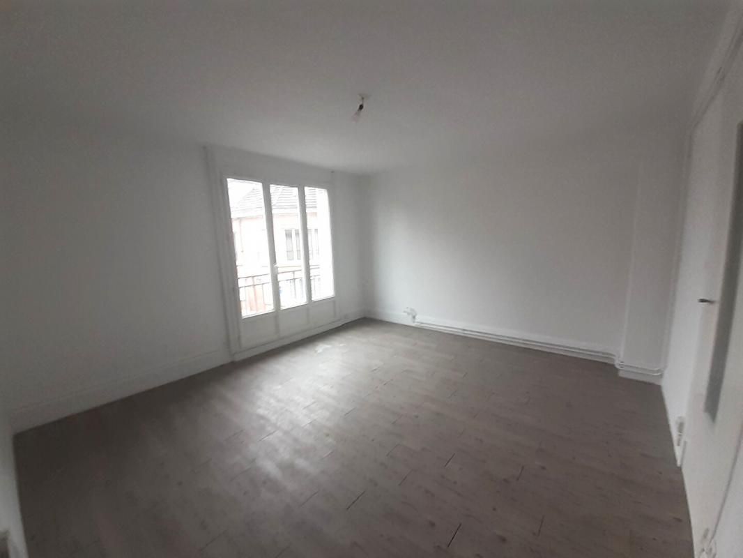 Appartement T1 centre Beauvais avec grenier cave et stationnement voiture
