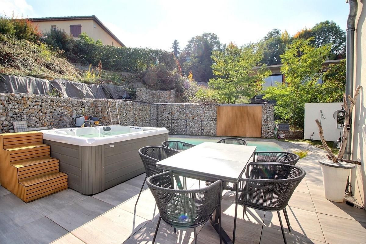 SAINT-GENEST-LERPT Maison 147m² habitables, 4 chambres dont un studio indépendant, piscine et spa 2
