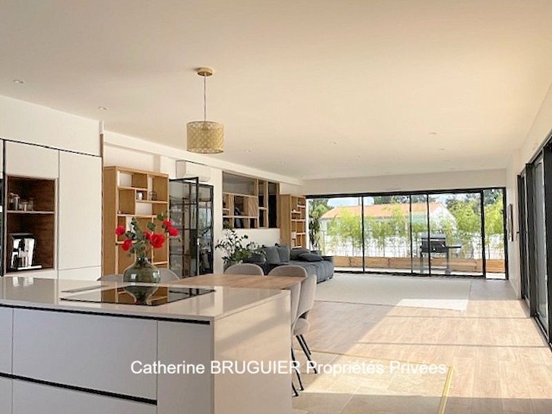 SAINT-SAUVEUR-D'AUNIS Villa d'architecte de 2024, 4 chambres 195 m2  piscine garage cuisine d'été 4