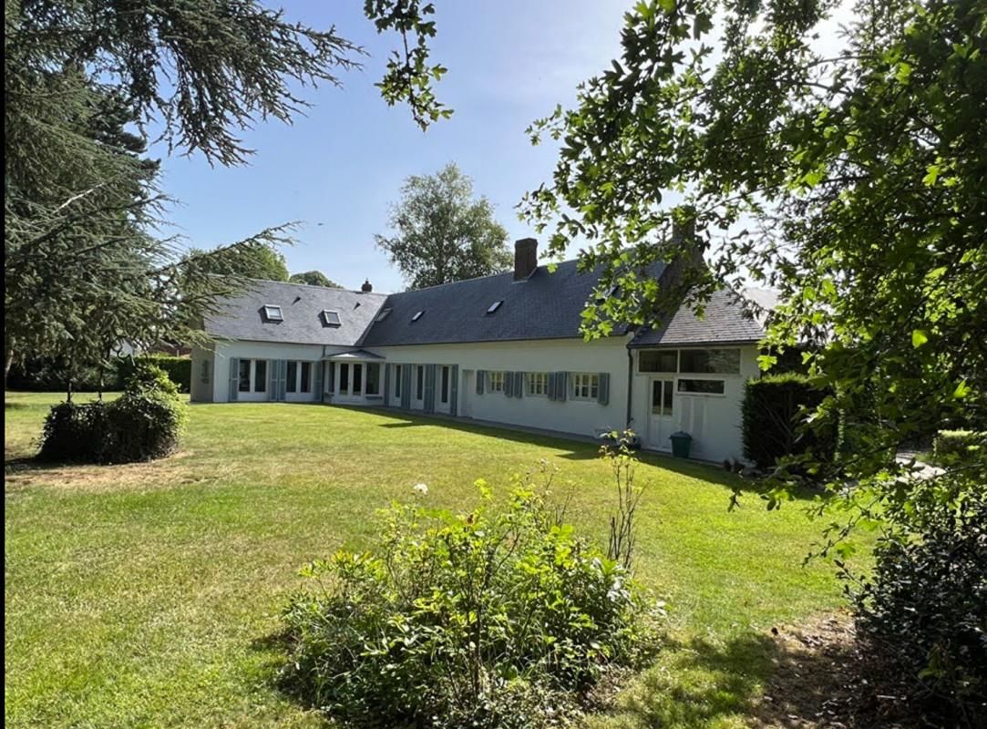Superbe propriété de 346m2 (6 chambres ) sur une parcelle de 6425m2 (1 h de Paris)