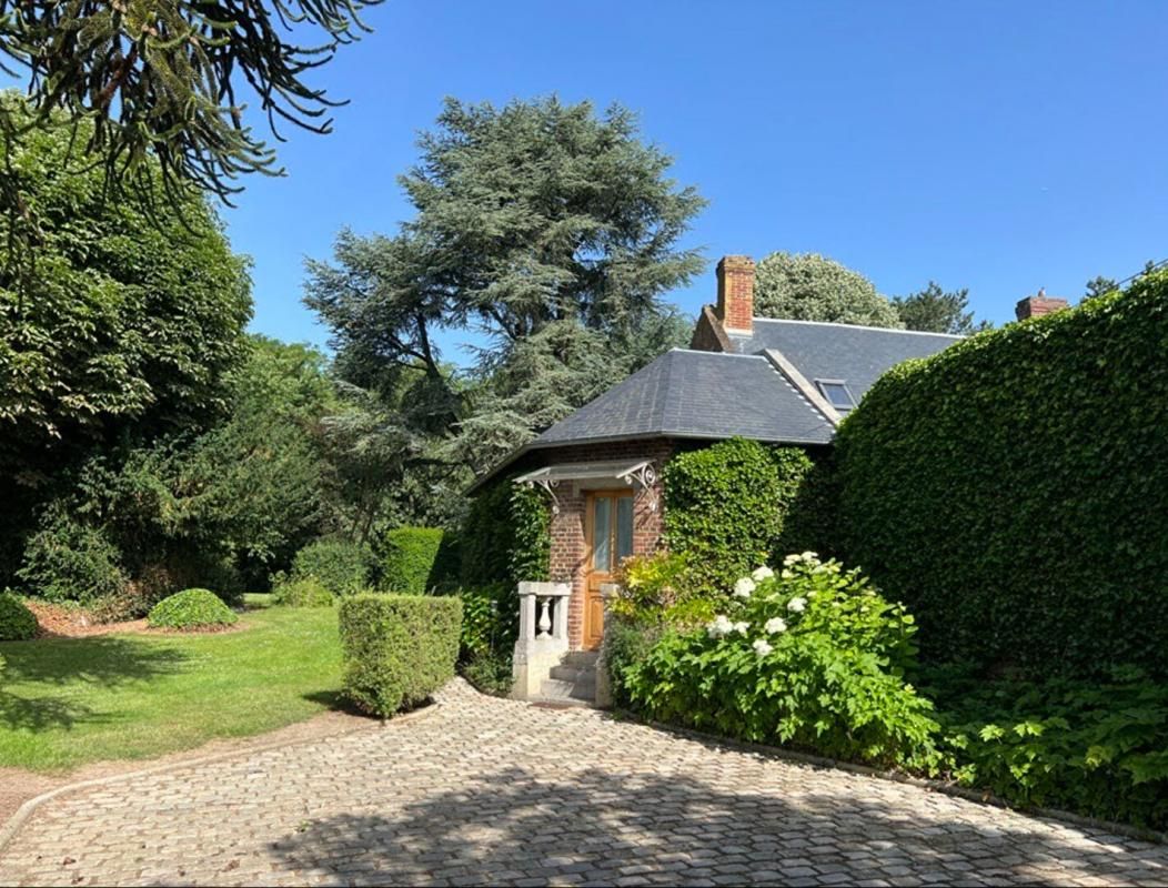 ARVILLERS Superbe propriété de 346m2 (6 chambres ) sur une parcelle de 6425m2 (1 h de Paris) 2