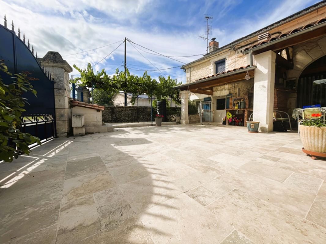 Maison 254 m² - 6255 m2 de terrain- 9 pièces - léguillac-de-cercles