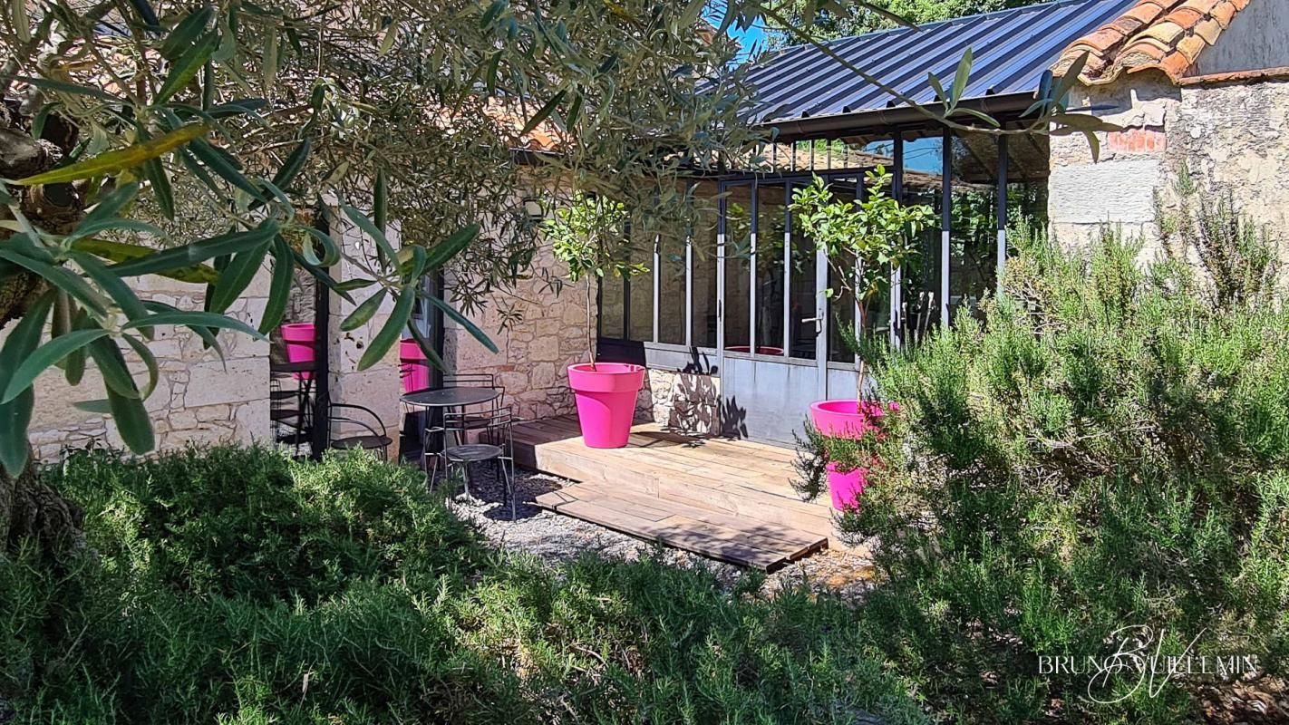 PROPRIETE DE CHARME EN PIERRE  338m² sur 1 Ha DE TERRAIN avec DEPENDANCE