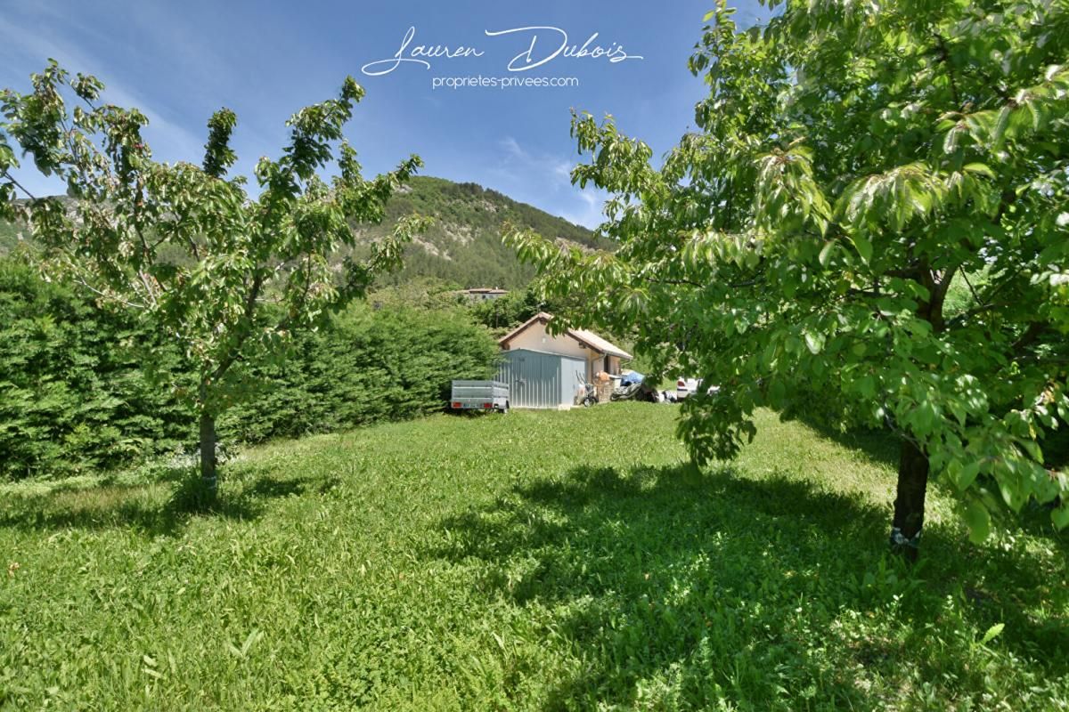 SERRES - Terrain plat de 1040 m2