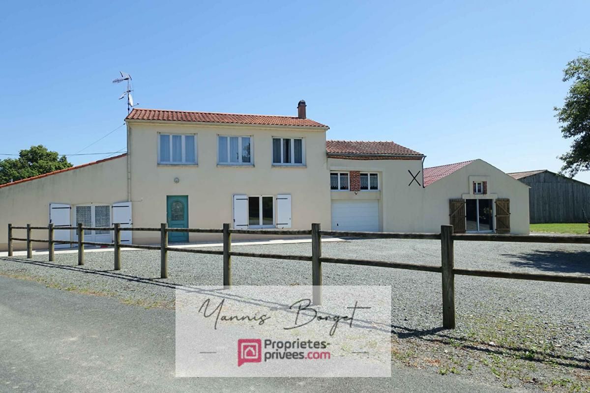 Maison de Village Spacieuse avec Nombreuses Dépendances - Idéale pour Stockage et Réceptions