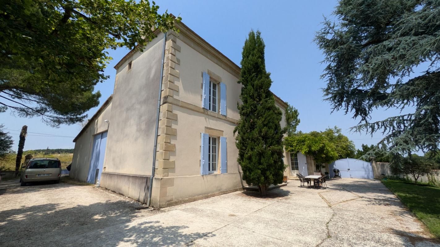 Maison bourgeoise 7 pièces, piscine 10x5, garage, puits et parc