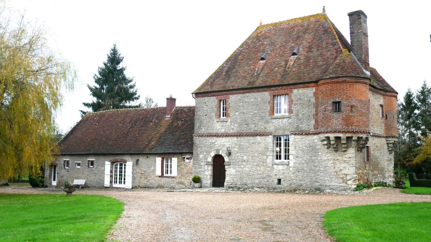 MANOIR 8 PIECES CORPS DE FERME SUR 6.5 HECTARES