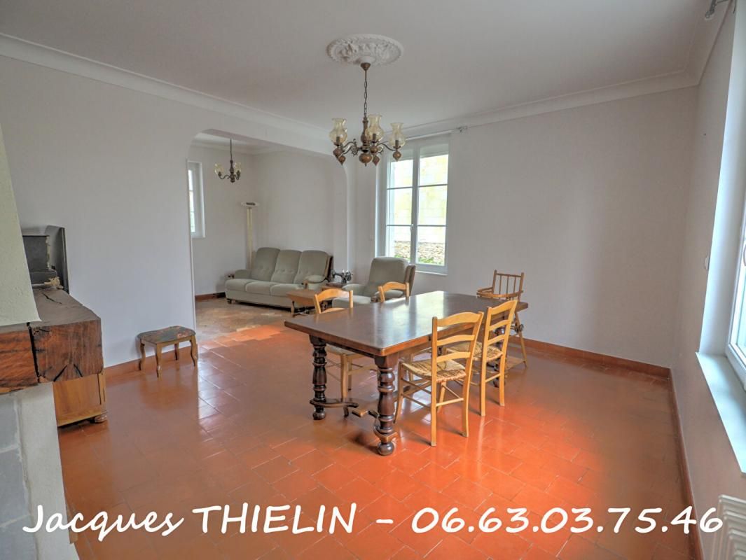 LONGUE-JUMELLES MAISON TRES SOIGNEE EN COEUR DE VILLE 3