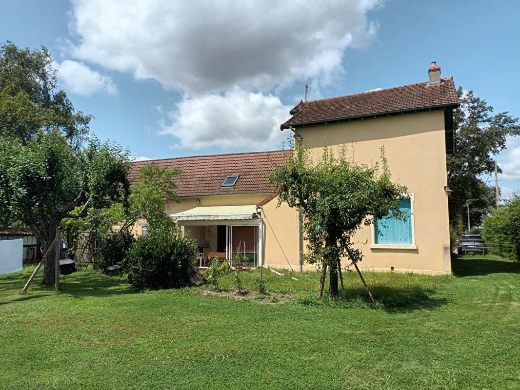 Maison 140 m² avec 3.3 ha de terrain située en pleine campagne à 5 km du centre de Paray à 5 minutes du centre ville de Paray le Monial