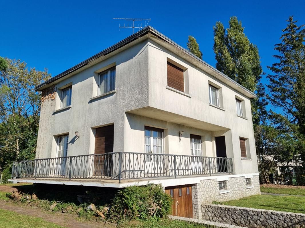 MAISON DES ANNEES 1970 A RENOVER