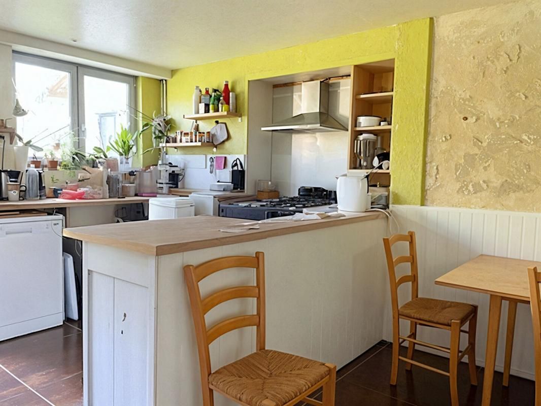 COURCON Longère en pierre 284 m2 avec locatif indépendant grand terrain et dépendances 3