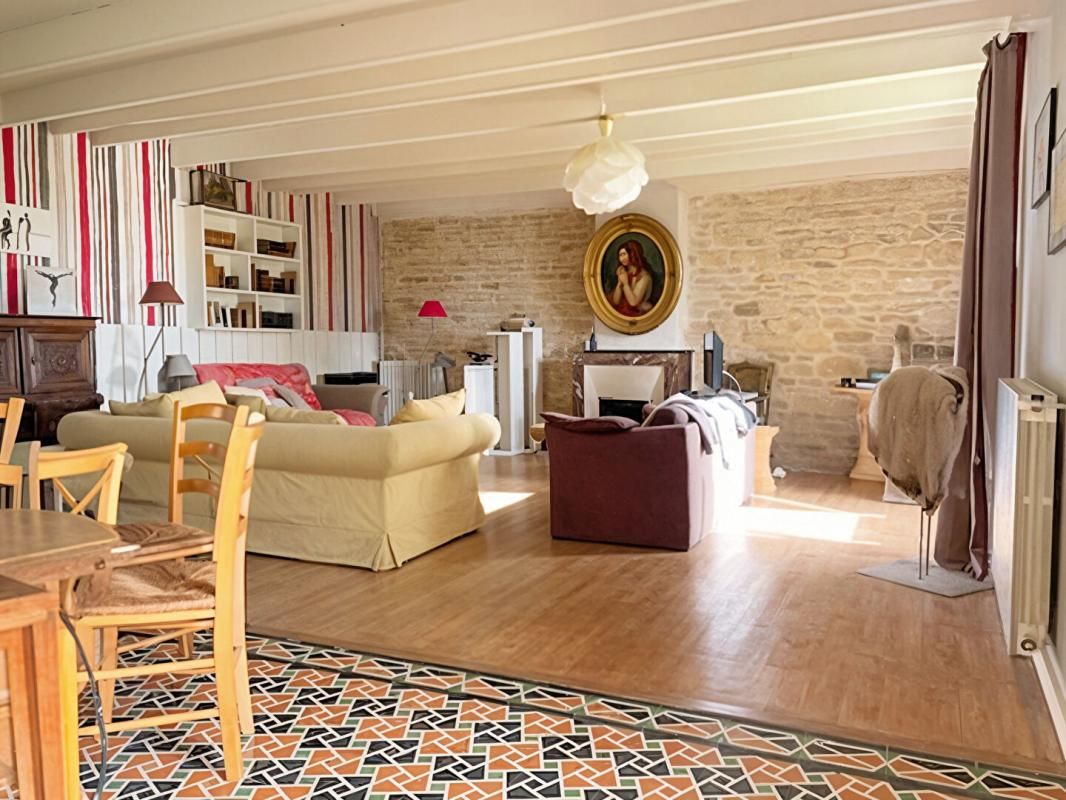 COURCON Longère en pierre 284 m2 avec locatif indépendant grand terrain et dépendances 4