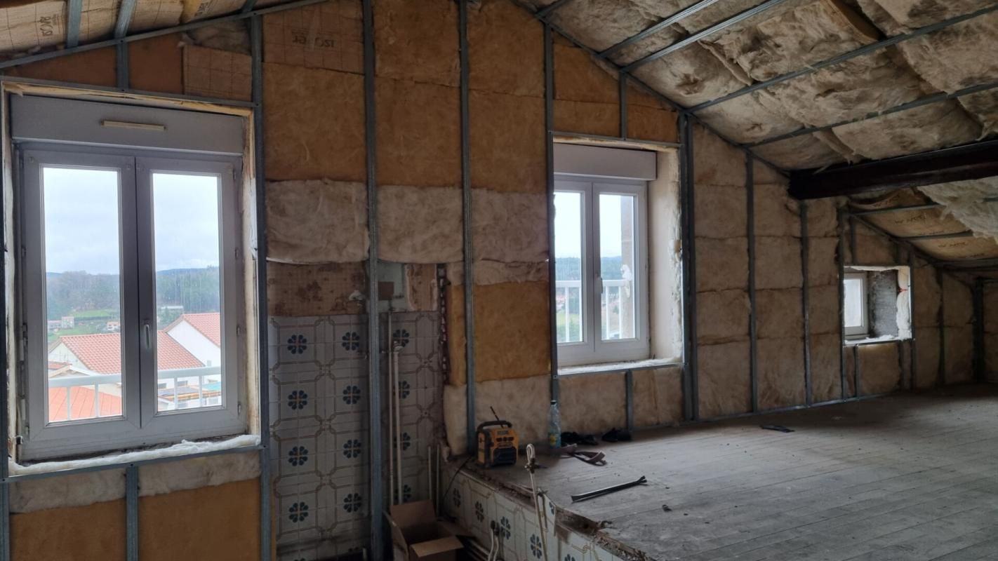 SAINT-JUST-MALMONT SAINT JUST MALMONT 43240 en plein centre du village Immeuble en pierres de quatre niveaux édifiés sur caves un fond de commerces et trois appartements 3