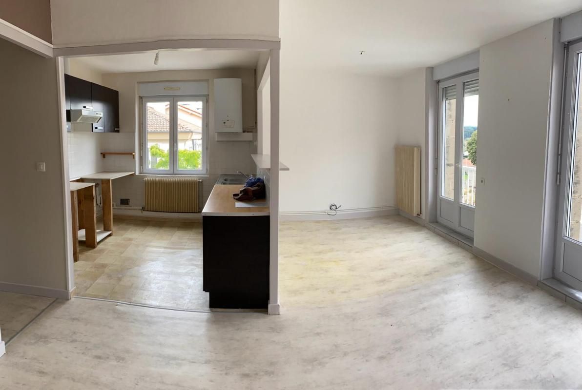 SAINT-JUST-MALMONT SAINT JUST MALMONT 43240 en plein centre du village Immeuble en pierres de quatre niveaux édifiés sur caves un fond de commerces et trois appartements 4