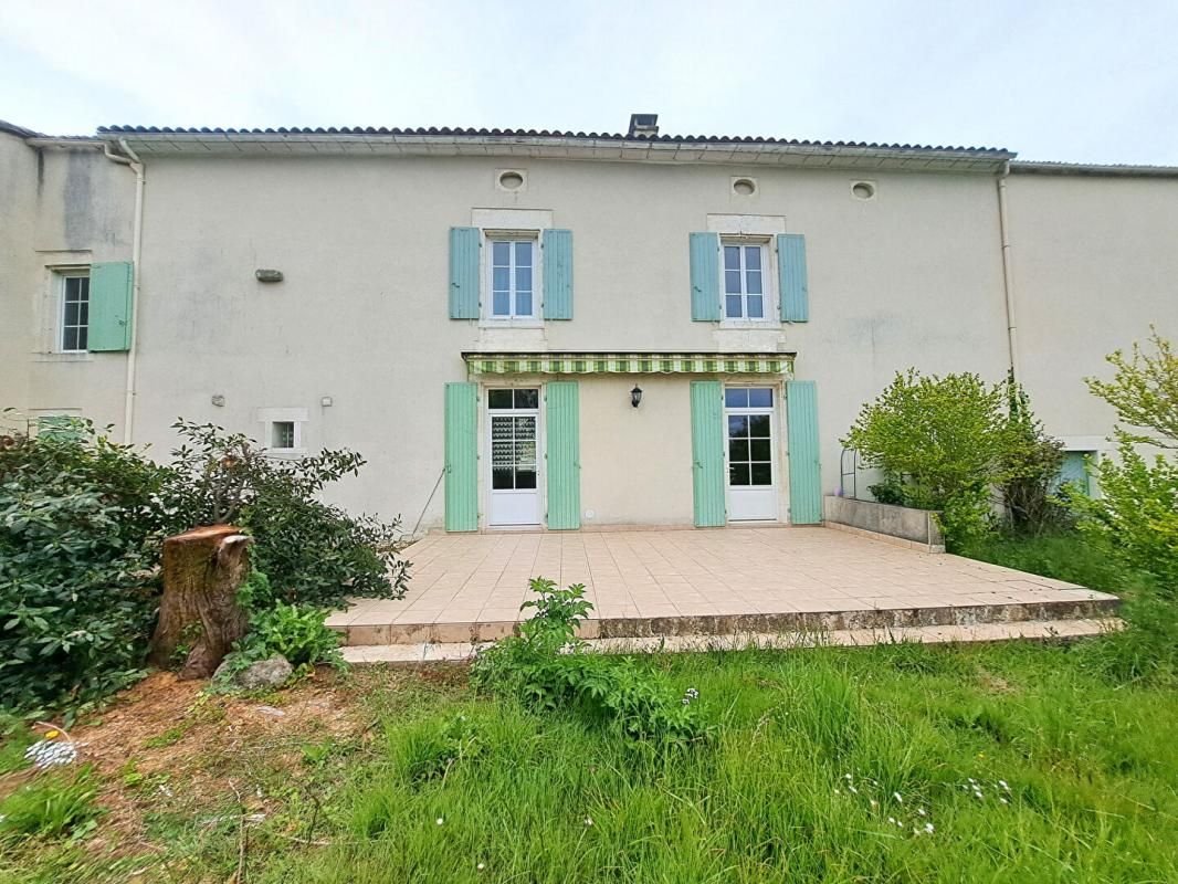 Maison de 155m2 avec dépendances - 4 chambres à Saint Amand de Nouere