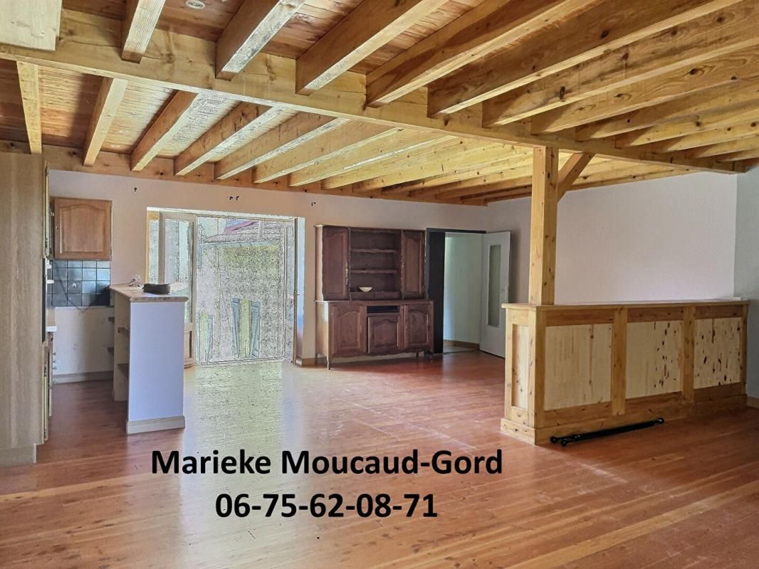 RETOURNAC RETOURNAC 43130 maison en pierre  à rénover 160 m² avec petit terrain et cour avant 3