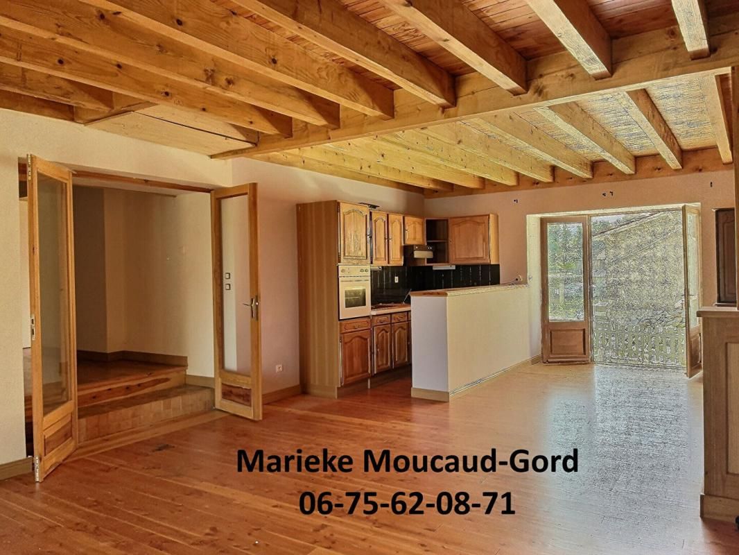 RETOURNAC RETOURNAC 43130 maison en pierre  à rénover 160 m² avec petit terrain et cour avant 4