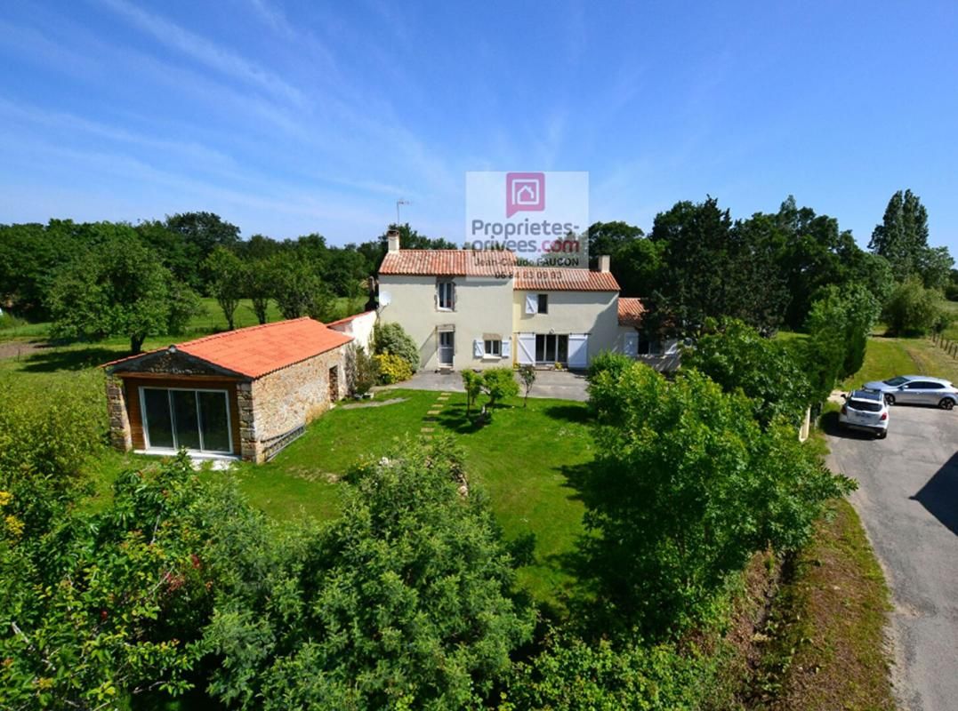 Maison MOUTIERS LES MAUXFAITS (proximité) 8 pièce(s) 240 m2